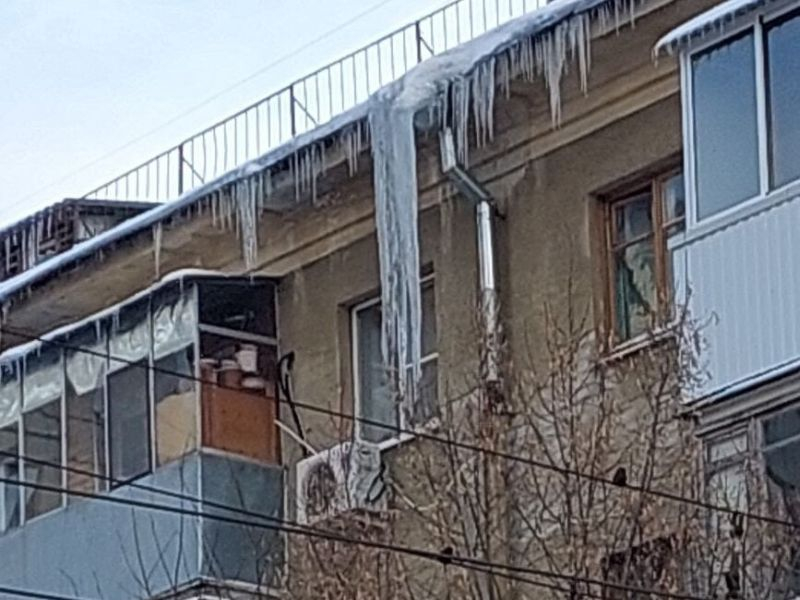 Угрожающую связку сосулек-убийц заметили на крыше хрущевки в центре Воронежа