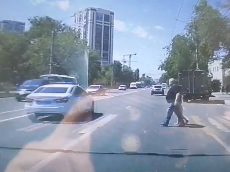 Опасный маневр полицейских на «зебре» сняли в Воронеже