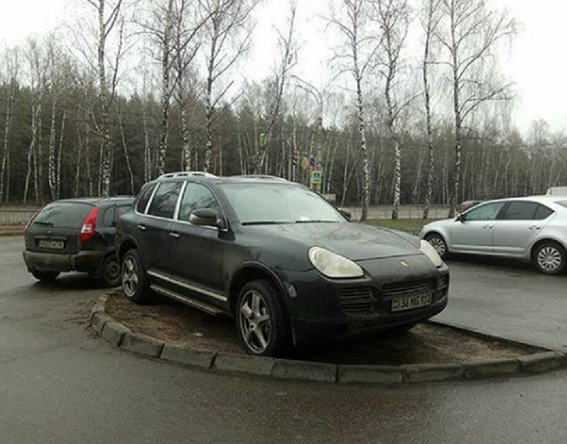 Машины уничтожают благоустройство новых районов в Воронеже
