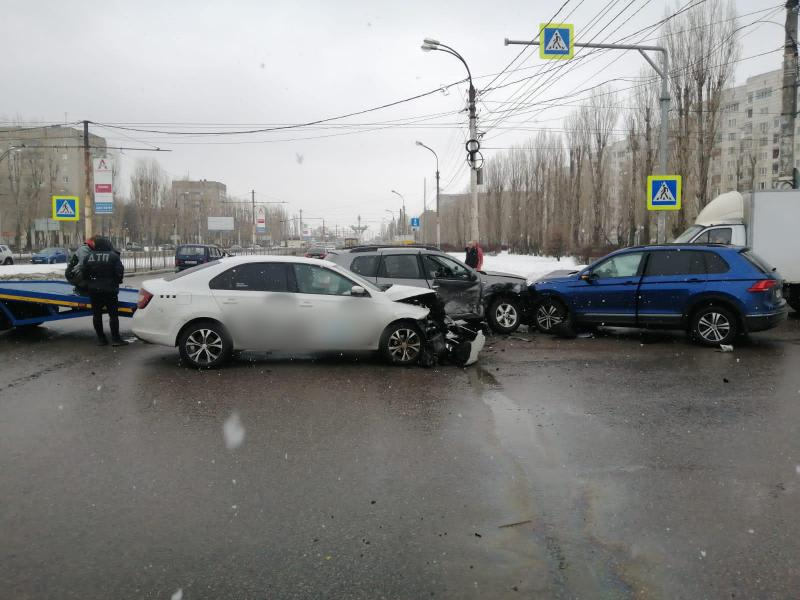 Три человека пострадали в страшном ДТП у «Линии» в Воронеже