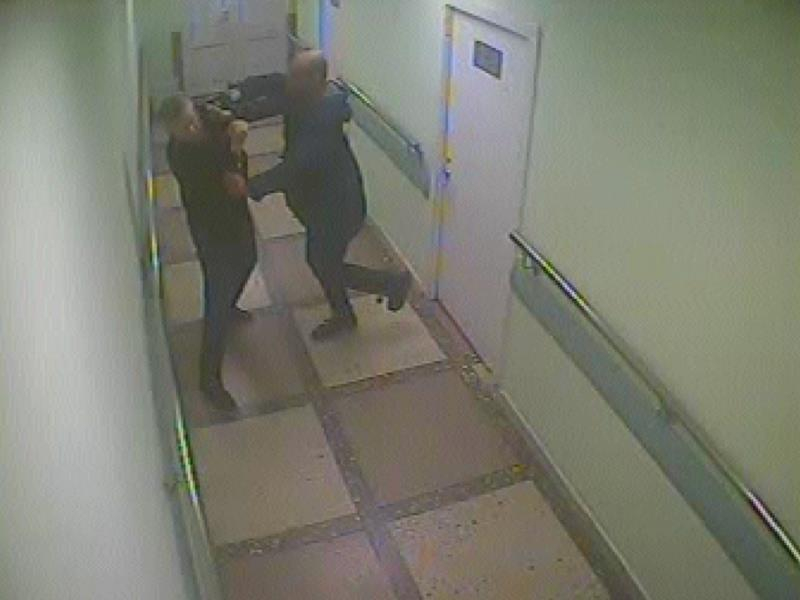На видео попало, как пациент избил охранника больницы в Воронеже