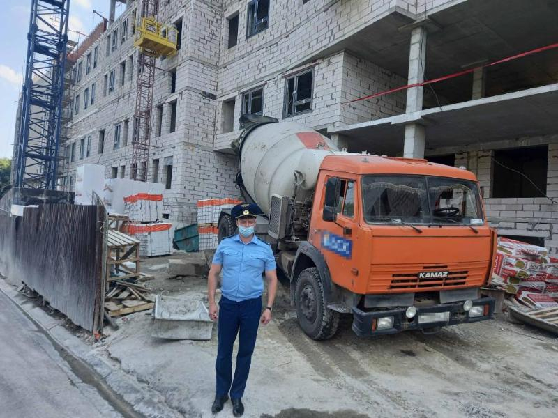 Прокуратура начала проверку после падения бетонной плиты на двух рабочих в Воронеже