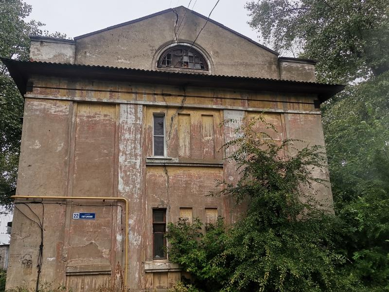 Следственный комитет начал проверку 87-летнего дома, который треснул пополам в Воронеже