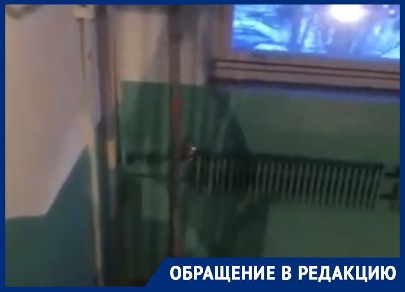 Воронежец обнаружил обрезанную трубу отопления в собственном подъезде