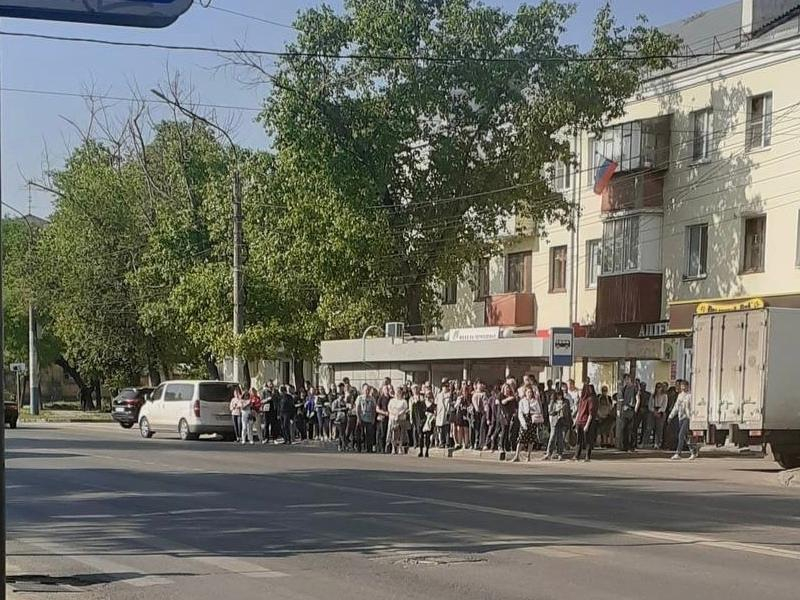 Огромная толпа скопилась возле дороги в Воронеже