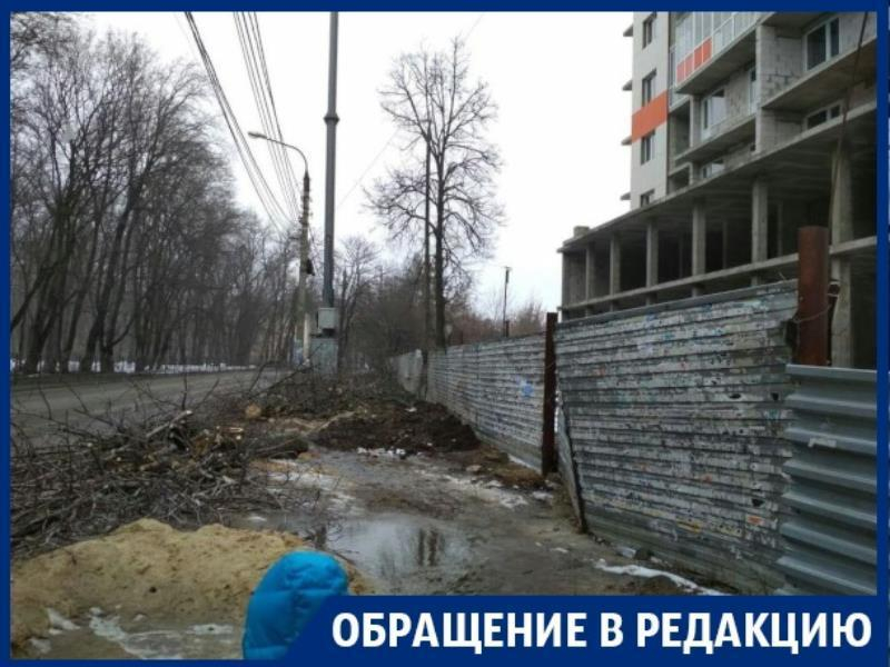 Воронежцев пустили по грязевой жиже по дороге в школу