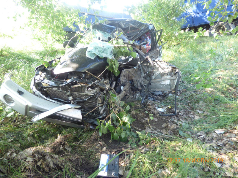 На фото показали, что осталось от  Mitsubishi воронежца после смертельного ДТП с грузовиком
