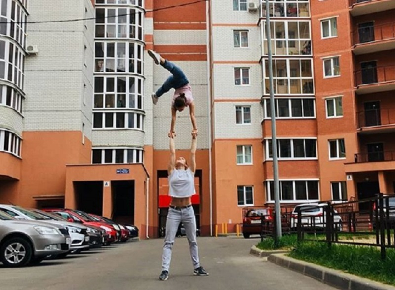 В Воронеже сняли, как девушка носит подругу над головой