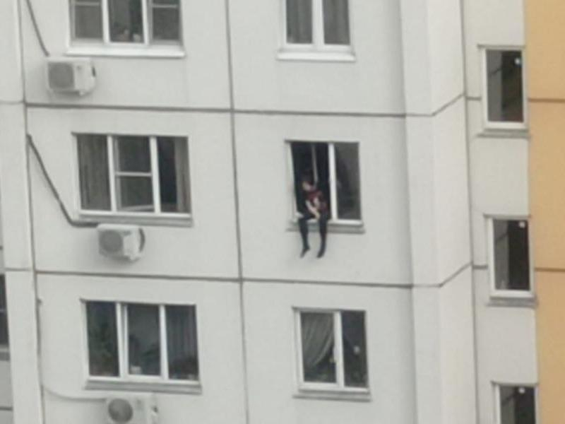 «Куда родители смотрят?» – воронежцев обеспокоил подросток, сидящий на окне многоэтажки