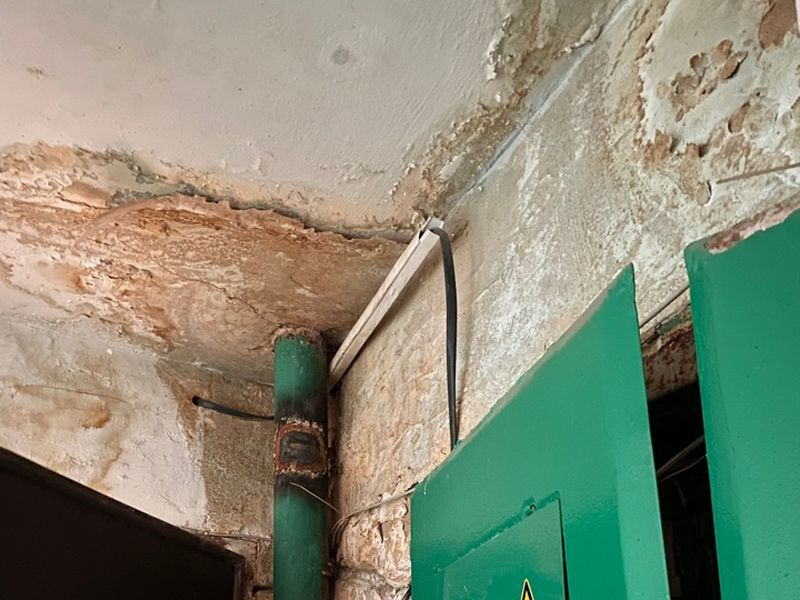 Из-за протекающей крыши жительница Воронежа на 2 дня осталась без электричества