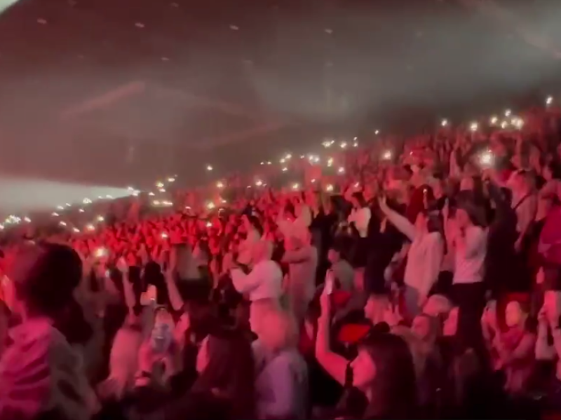 Весь зал пел «Кукушку» стоя: выступление певицы в Воронеже зажгло не только фонарики на телефонах, но и сердца