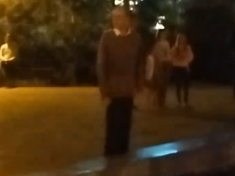 Неистовый вечерний «чилл» интеллигента у фонтана попал на видео в Воронеже