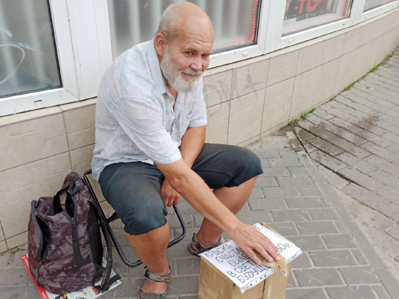 Старичка-добрячка с лотерейной крысой заметили на перекрестке в центре Воронежа