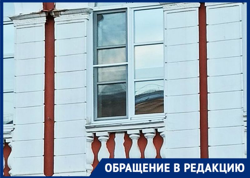 Старинную лепнину исторического Дома офицеров сменили на рисунки в Воронеже
