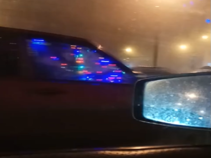 Такси в новогоднем стиле попало на видео в Воронеже