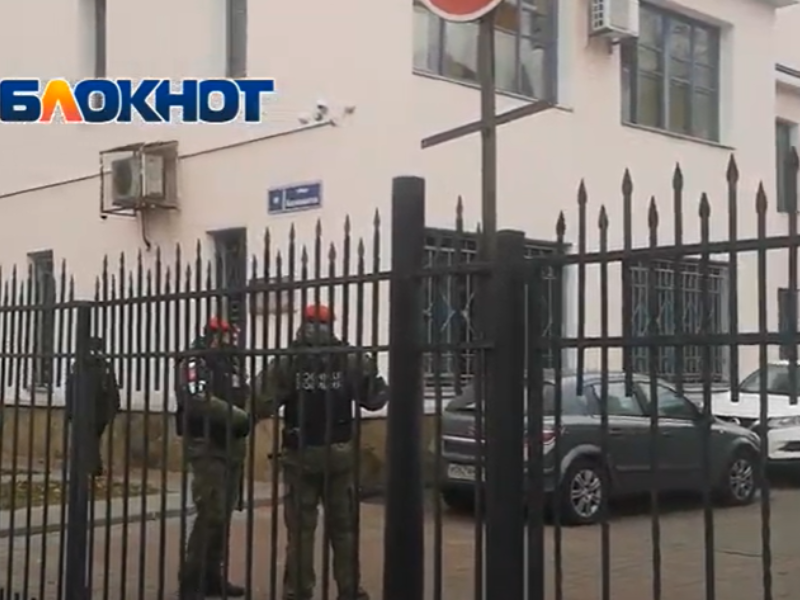 Военные и полицейские встречают у суда срочника, расстрелявшего сослуживцев в Воронеже