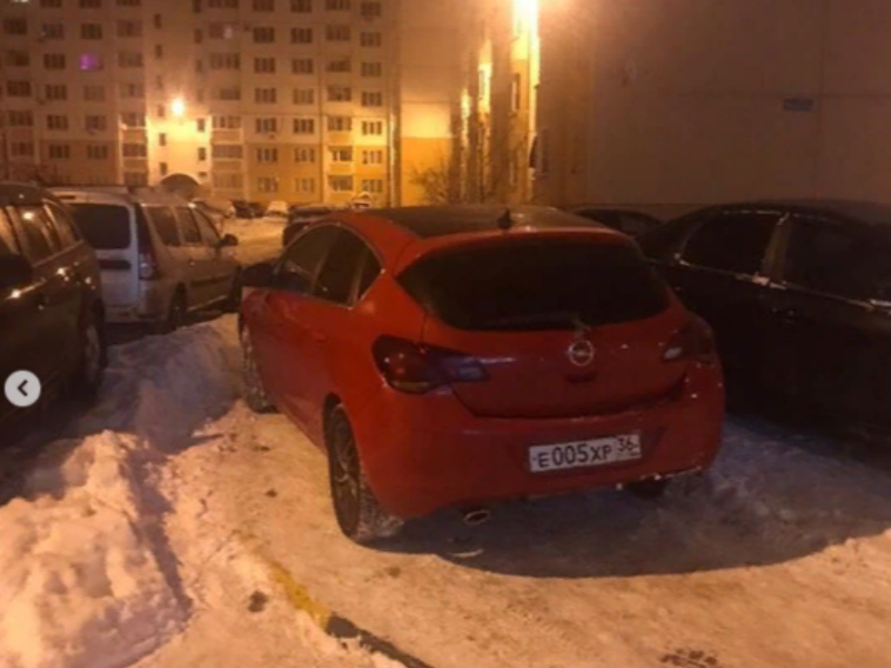 Наглую парковку, унижающую пешеходов, показали в Воронеже