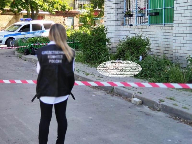 Труп женщины с перерезанной шеей нашли на улице под Воронежем