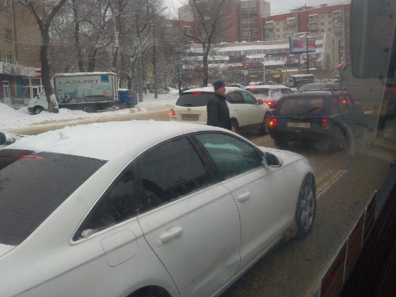 Дорога на работу превратилась в ад из-за снегопада в Воронеже