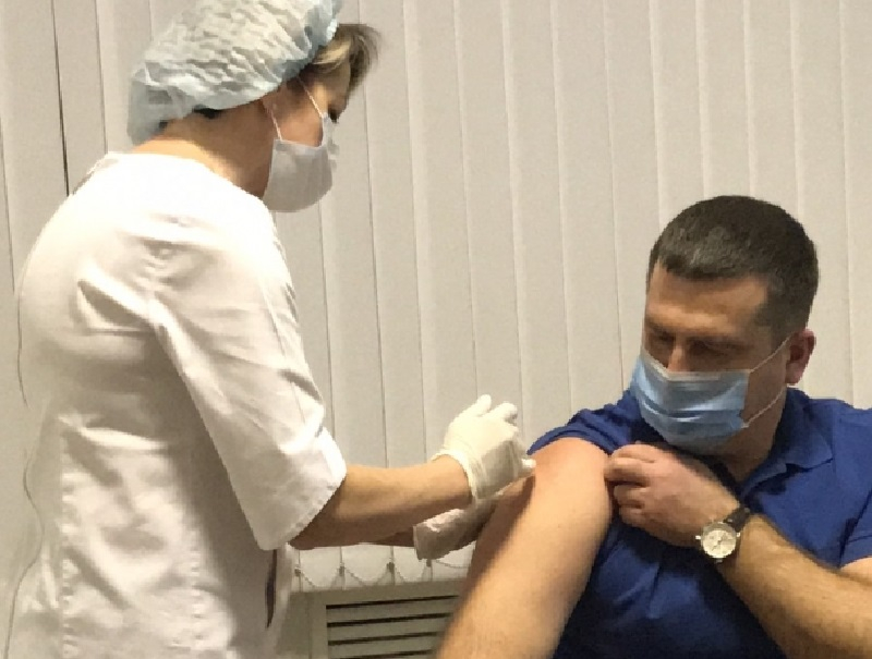 Руководитель облздрава сделал прививку от COVID-19 в Воронежской области