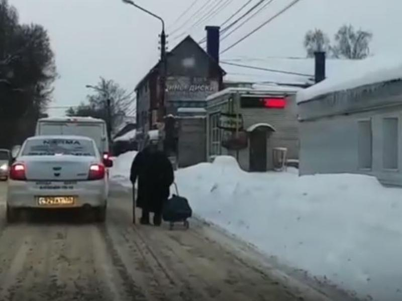 Уборка тротуара выгнала старушку под колеса машин в Воронеже