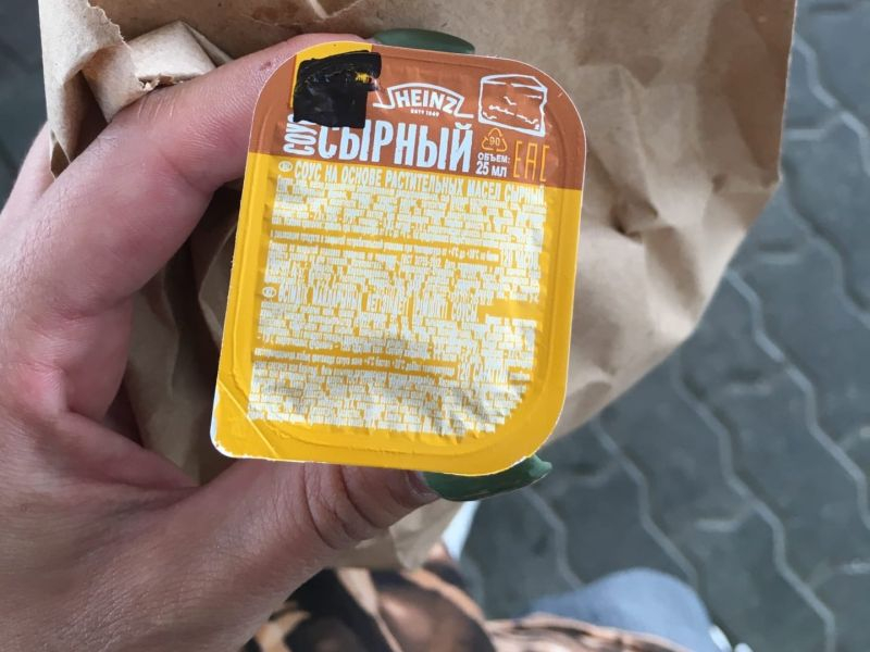 Просроченный соус продали в русской версии McDonald’s жительнице Воронежа