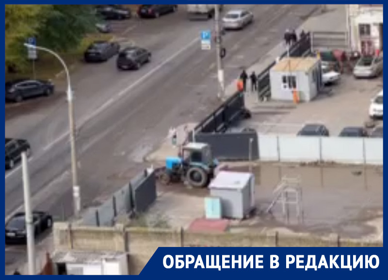 Грязевая рокировка в исполнении трактора попала на видео в Воронеже