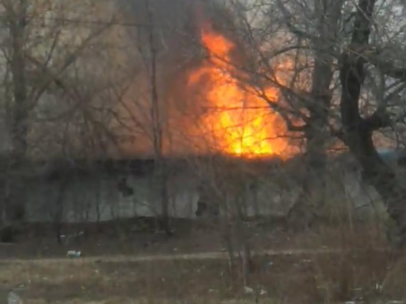 Опубликовано видео мощного пожара с обрушением крыши в Воронеже