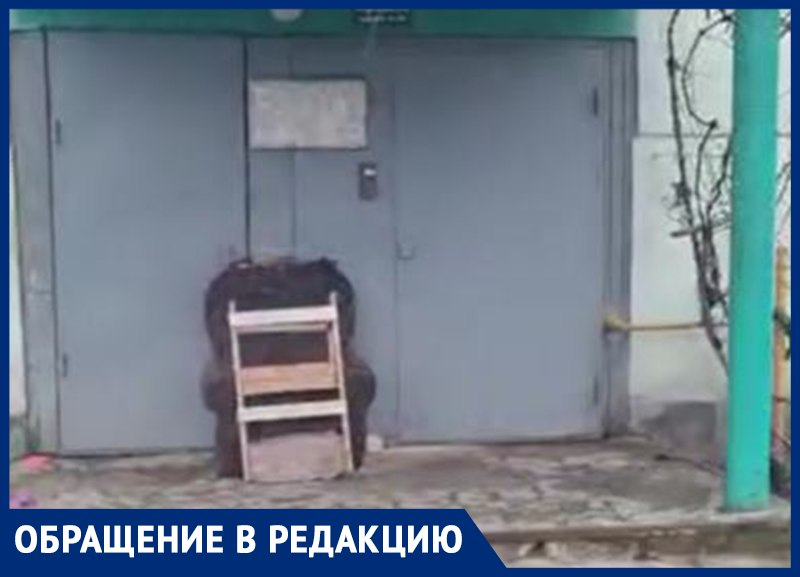 «Кресла смотрящих» у каждого подъезда: необычное видео сняли в Воронеже