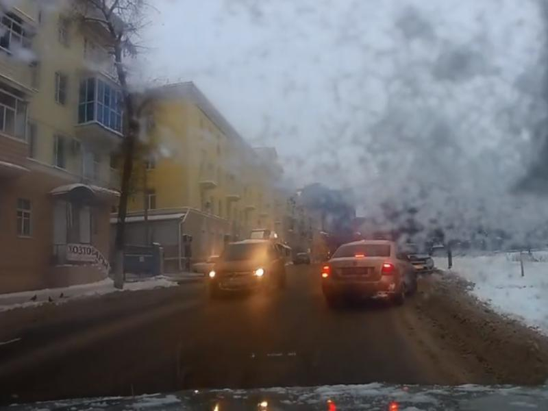 Нелепый поступок автомобилистки сняли на видео в Воронеже