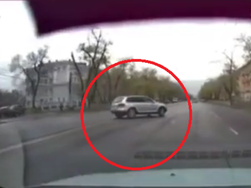 Не глядя в зеркала: опасный маневр на дороге Воронежа едва не закончился аварией