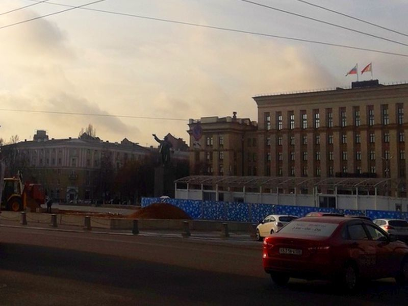 На площади Ленина в Воронеже начали устанавливать главный городской каток