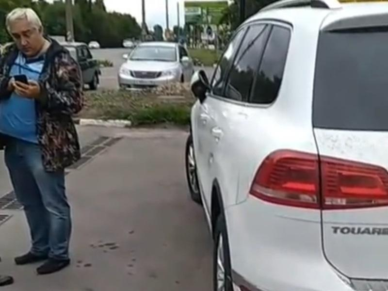 Воронежского единороса обвинили в нападении на машину с иностранными номерами
