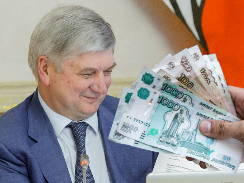 Губернатор Гусев повысил зарплаты и пенсии воронежским чиновникам