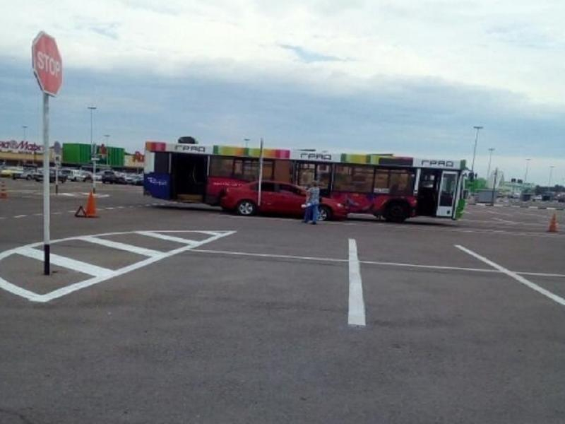 Автомобилистка протаранила автобус на парковке у «Града» в Воронеже
