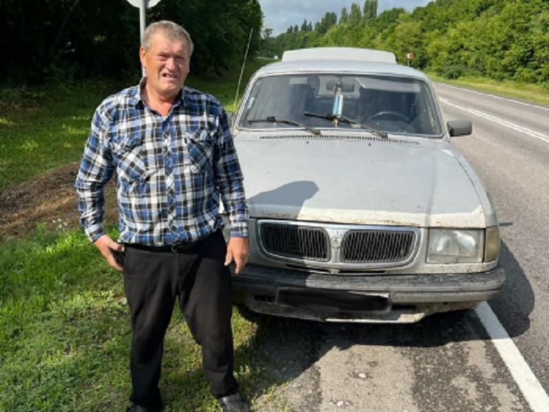 ДПСники заменили мужчине проколотое колесо на дороге в Воронежской области