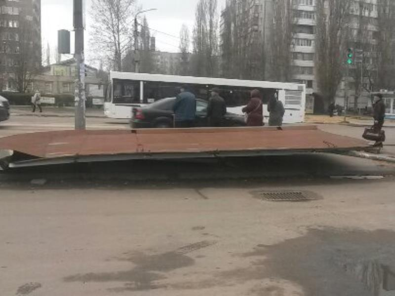 Пострадавшую в ДТП опасную остановку снесли в Воронеже