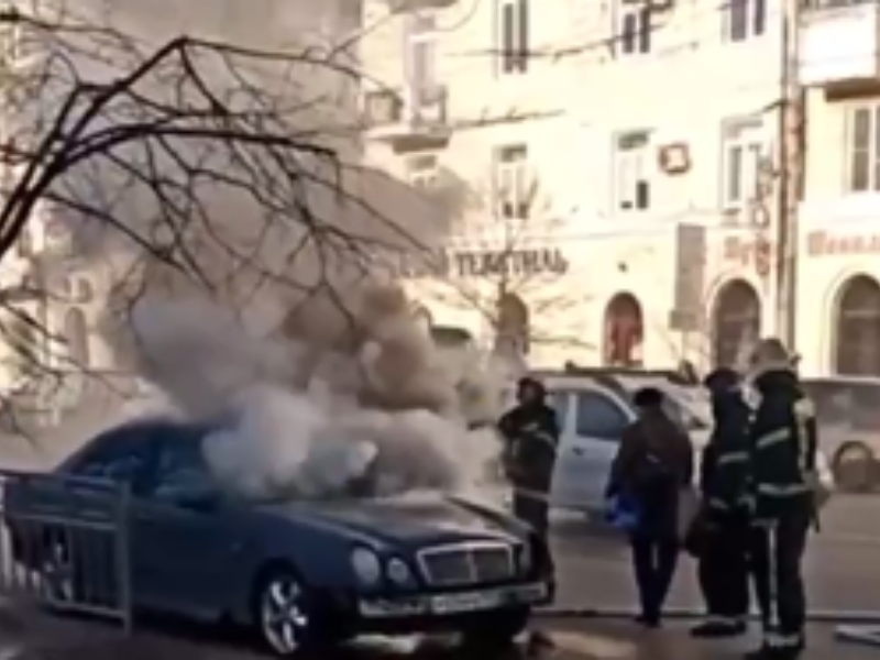 «Мерседес» загорелся в центре Воронежа - опубликовано видео