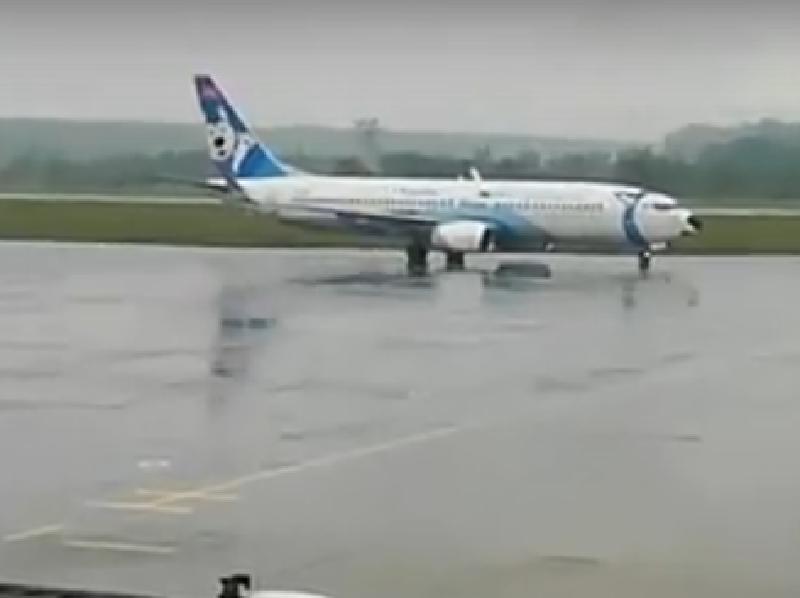 В Воронеже Boeing 737 впечатляюще проехался по посадочной полосе