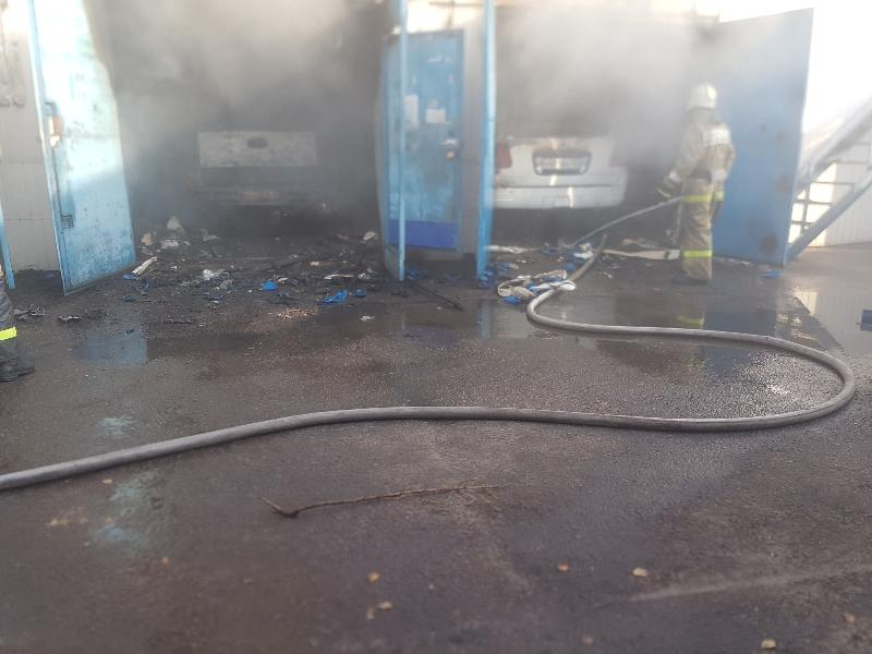 Пожар в автосервисе уничтожил три машины в Воронеже