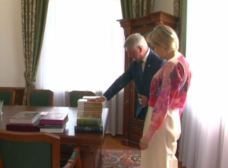 Губернатор Гусев подарил детям из ЛНР свои книги о Воронежском крае