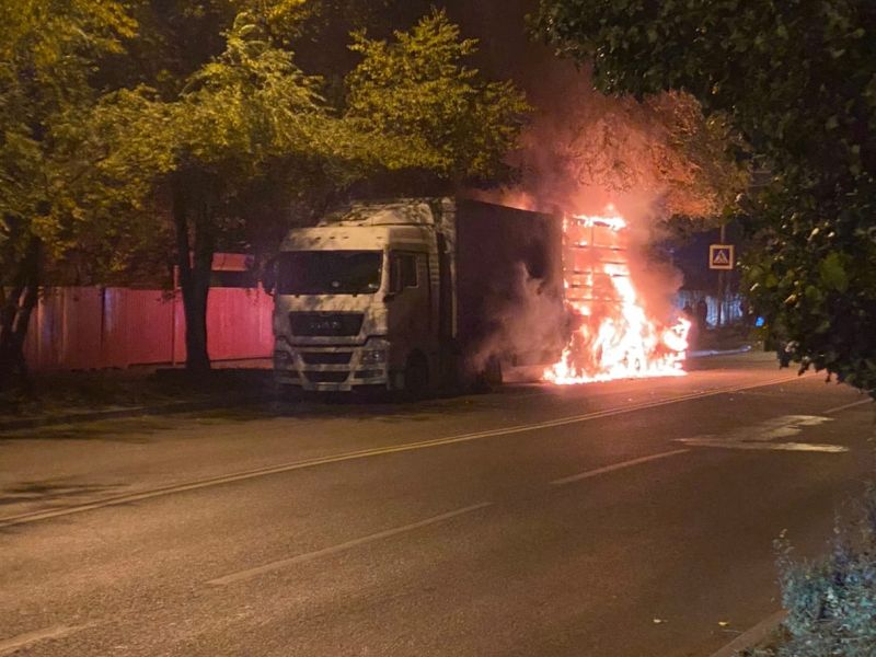 Столкновение иномарки с припаркованной фурой привело к пожару в Воронеже