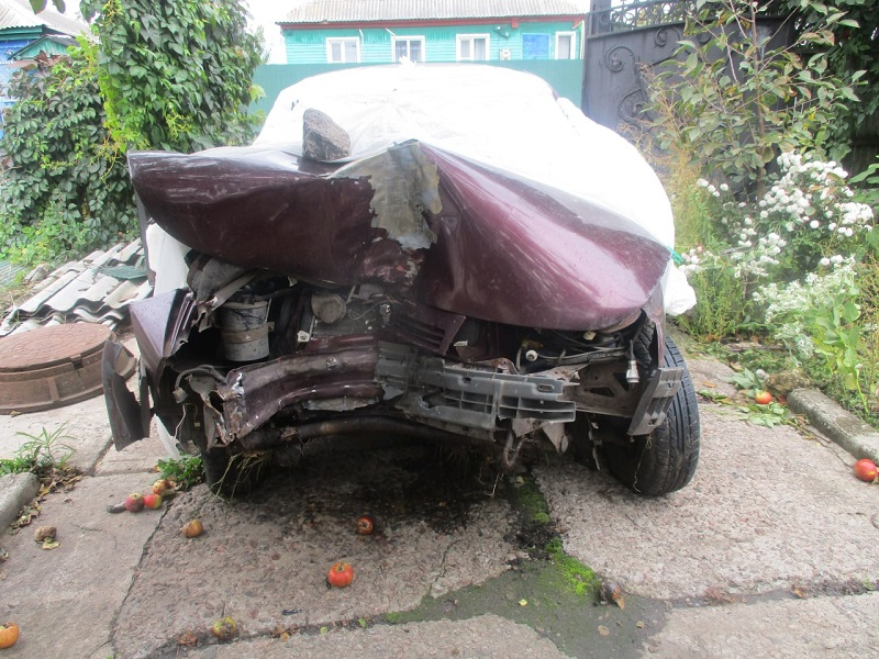 Двое мужчин угнали у автоледи не запертую машину и разбили её в Воронежской области