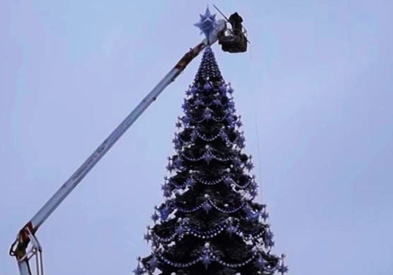 На площади Ленина в Воронеже начали устанавливать главную городскую елку