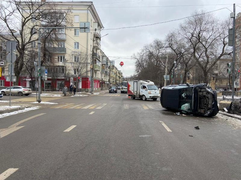 Иномарка врезалась в столб и перевернулась в центре Воронежа – пострадала женщина