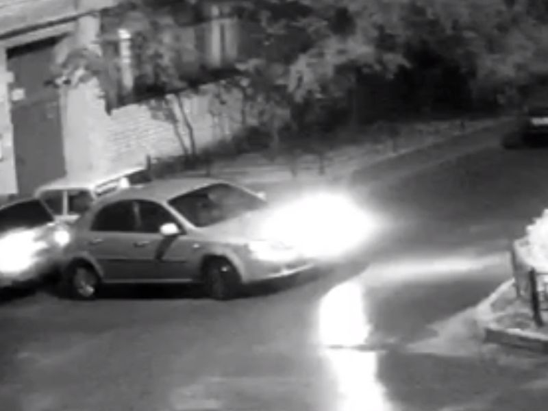 Бегство автомобиля с места ДТП попало на видео в воронежском дворе