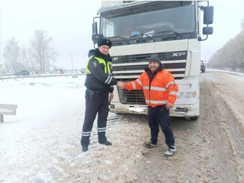 Заснеженная трасса сыграла злую шутку с водителем фуры в Воронежской области