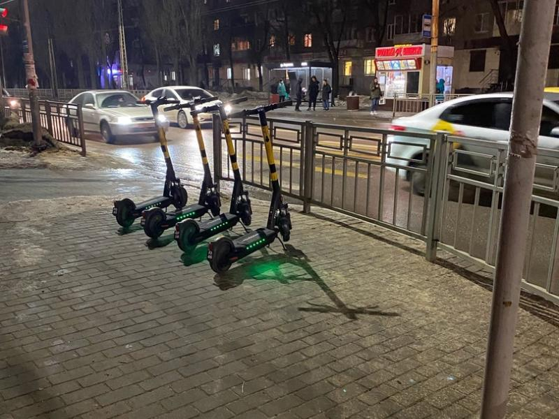 Досаждающие пешеходам электросамокаты вернули на улицы Воронежа после зимовки