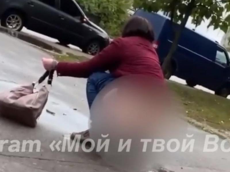Женщина стала звездой соцсетей, справив нужду посреди улицы в Воронеже