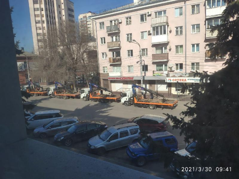 Мысли как преступник: четыре эвакуатора бросили под знаком «Стоянка запрещена» в Воронеже